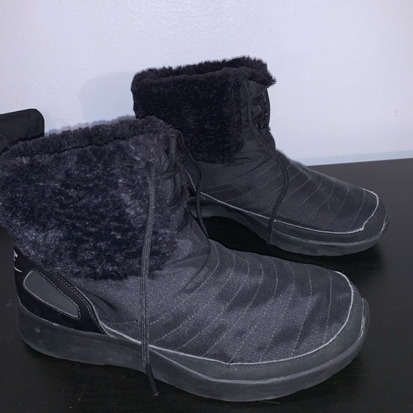 Women’s Nike Snow Boots - Picture 1 of 3